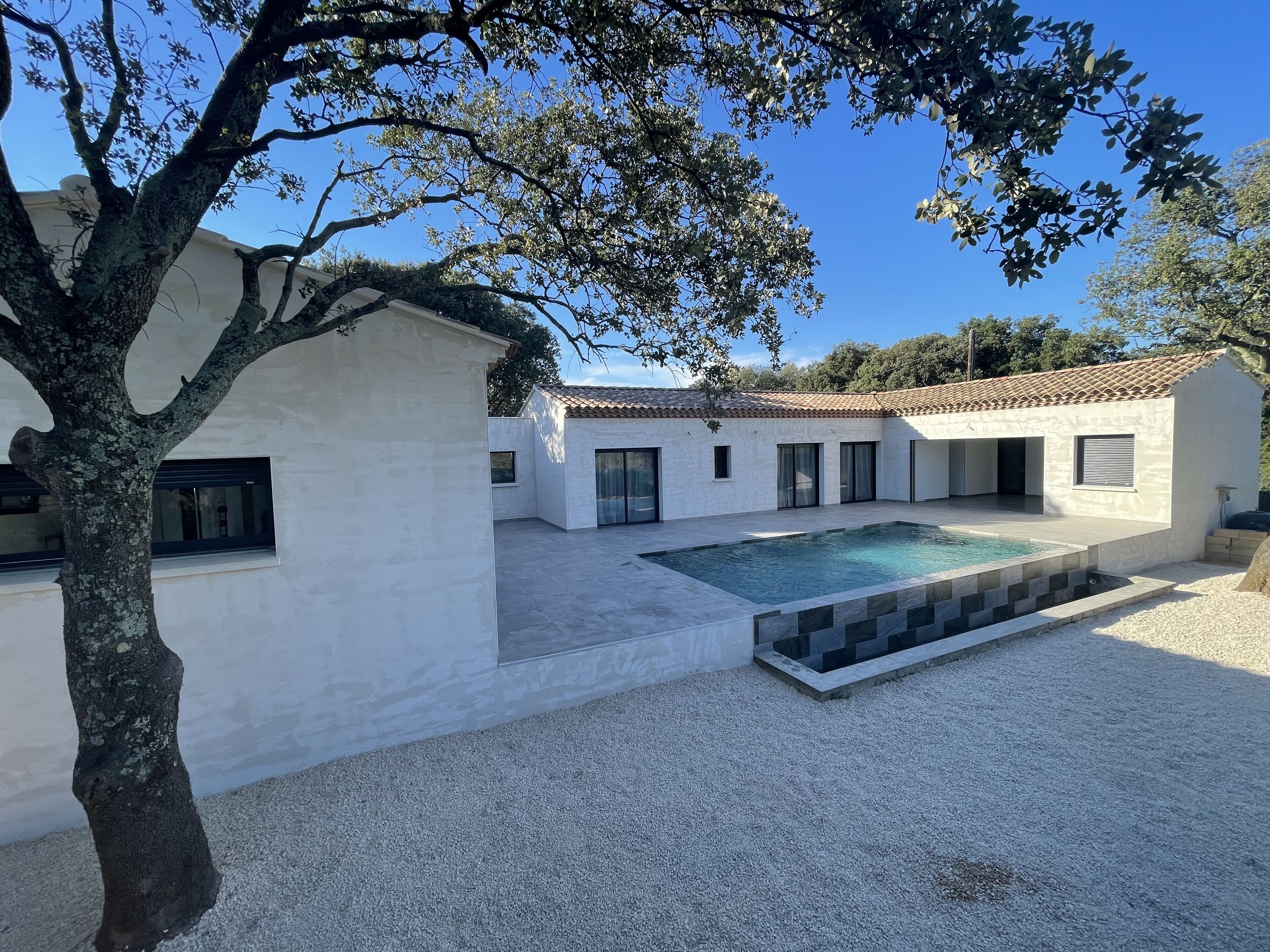 Magnifique Villa Neuve Avec Piscine à Débordement