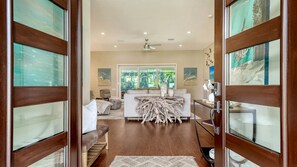 Smart TV, fireplace, video games, books - Palm Paradise with Heated Pool/Spa & Private Office (Sarasota)