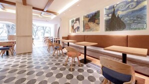 Um interior moderno com piso estampado, móveis de madeira e obras de arte nas paredes.
