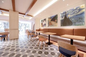 Um interior moderno com piso estampado, móveis de madeira e obras de arte nas paredes.