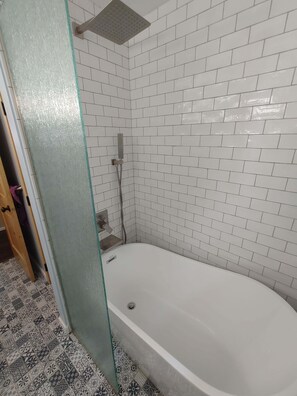 Combined shower/tub, hair dryer, towels, soap - Beautiful country style get-away close to ski resorts (Coeur d'Alene)