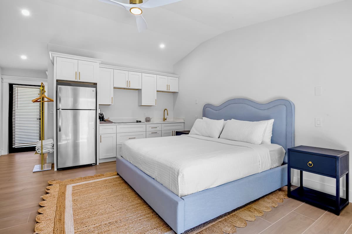 Chambre luxueuse, 1 trÚs grand lit, cuisine | Literie de qualité, lit avec matelas à plateau-coussin, minibar