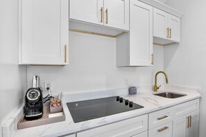 Luxury Room, 1 King Bed, Kitchen | Private kitchen
