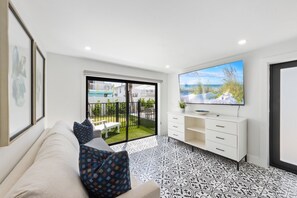 Suite, 2 habitaciones | Zona de estar | Televisión de pantalla plana de 55 pulgadas con canales por cable