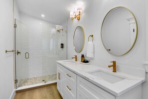 Articles de toilette gratuits, sèche-cheveux, serviettes fournies, savon