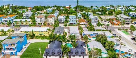 Zona residencial costera con casas, una playa y un puerto deportivo.