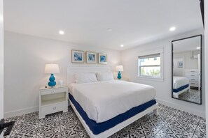 Premium bedding, pillowtop beds, minibar, individually decorated - The Retreat at Anna Maria Island Inn (Bradenton Beach)