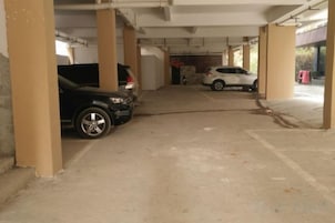 Un garaje para estacionar con pilares de hormigón y suelo plano.