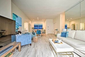 TV, printers - Spacious beachfront condo retreat - views, free parking, pet-friendly (Marina del Rey)