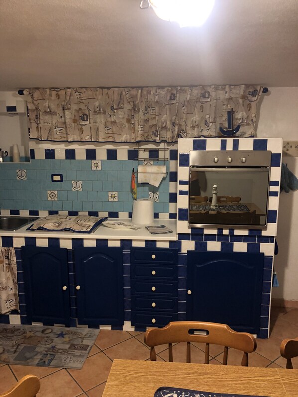 Frigorifero, microonde, forno, piano cottura