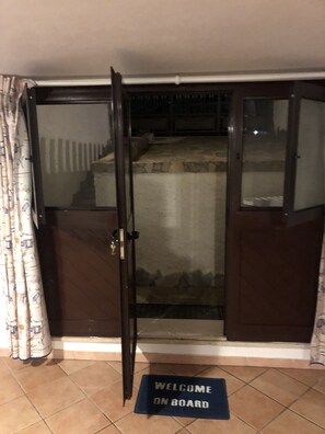 المنشأة من الداخل