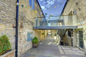 Exterior - Brewery Loft - town centre apartment (Cirencester)