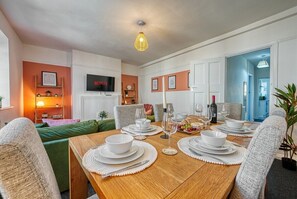 Dining - Brewery Loft - town centre apartment (Cirencester)
