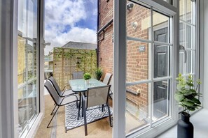 Outdoor dining - Brewery Loft - town centre apartment (Cirencester)