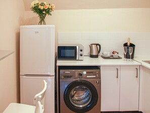 Cookware/dishes/utensils