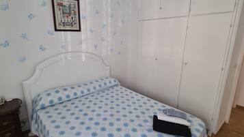 3 slaapkamers, een strijkplank/strijkijzer, wifi, beddengoed