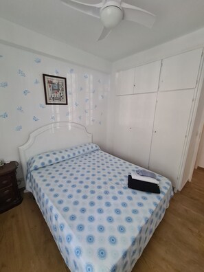 3 slaapkamers, een strijkplank/strijkijzer, wifi, beddengoed