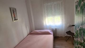 3 slaapkamers, een strijkplank/strijkijzer, wifi, beddengoed