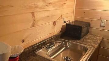 Espacio para trabajar con laptop, wifi gratis y ropa de cama