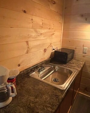 Laptop workspace, free WiFi, bed sheets - Laurel Creek Campground (Jamestown)