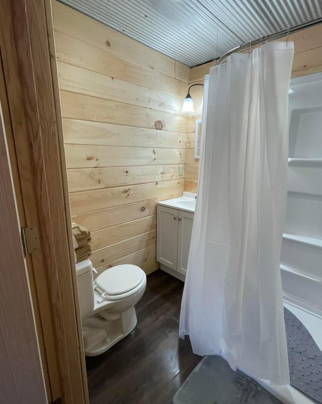 Laptop workspace, free WiFi, bed sheets