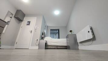 Studio | Iron/ironing board, free WiFi, bed sheets