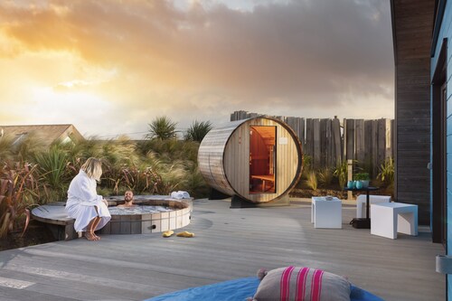 Luxury 2 Bed Beach House - Hot Tub, Sauna, Next to Beach