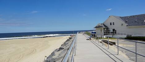 Beach nearby, sun loungers, beach towels