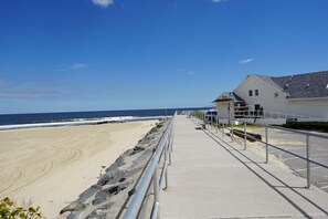 Nära stranden, solstolar och strandhanddukar