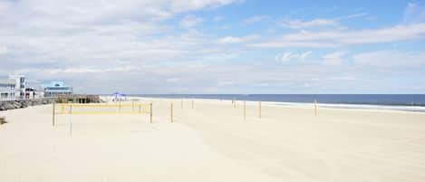 Beach nearby, sun loungers, beach towels