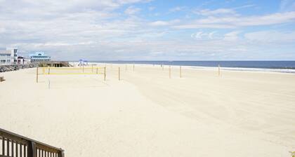 Cozy Beach Block Home ~ Private yard with BBQ grill & Lounging Rooftop deck