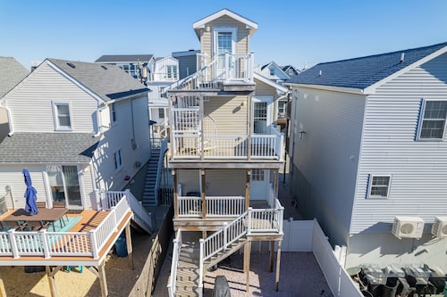 Cozy Beach Block 2BR Home ~ Private yard with BBQ grill & Lounging Rooftop deck
