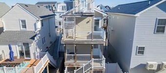 Cozy Beach Block 2BR Home ~ Private yard with BBQ grill & Lounging Rooftop deck
