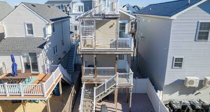 Cozy Beach Block 2BR Home ~ Private yard with BBQ grill & Lounging Rooftop deck