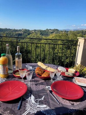 Outdoor dining - Villa with swimming pool, superb view, pétanque court (La Gaude)