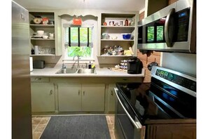 Fridge, microwave, oven, stovetop - The East Hill Retreat<br>Fifteen minutes to Pensacola Beach (Pensacola)