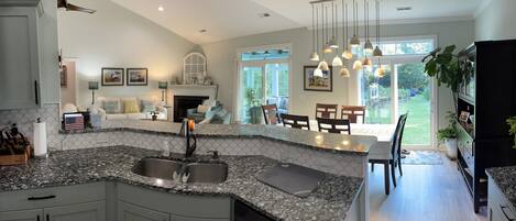 冷蔵庫、電子レンジ、オーブン、コンロ