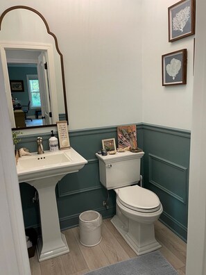Combined shower/bathtub - Near Coastal Waterway and Beaches (Hampstead)