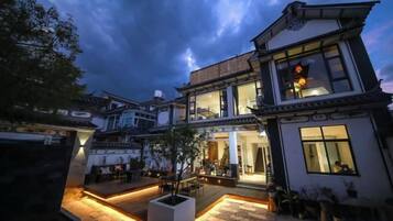 Un edificio tradicional de varios pisos con un patio, que incluye un comedor y una recepción.