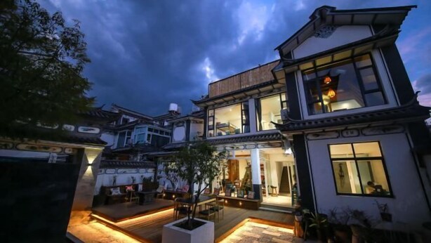 A traditional-style building with a courtyard, featuring a dining area and a seating area with a tree. - Erduobian Inn (Dali City)