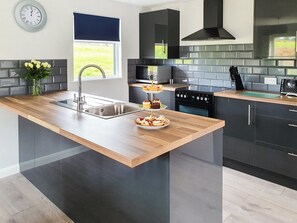 Dishwasher, high chair - Fern Lodge - UK40018 (Halwill Junction, near Beaworthy)