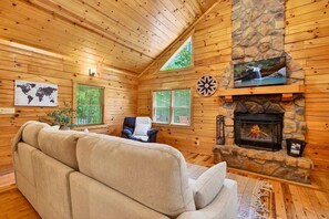 TV - Secluded Cabin w/Hot Tub + Fire Pit| Hocking Hills (Logan)