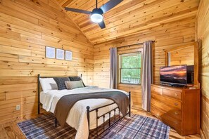Room - Secluded Cabin w/Hot Tub + Fire Pit| Hocking Hills (Logan)