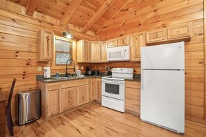 Fridge, microwave, oven, stovetop - Secluded Mountainside Cabin - Claddagh (Logan)