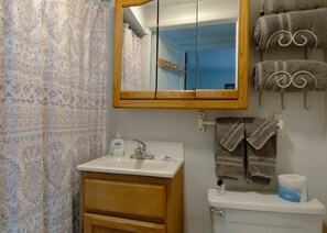Contractor Bathroom1 - Contractor’s Nook – Cozy Mobridge Stay (Mobridge)