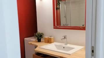 Een douche, handdoeken, toiletpapier