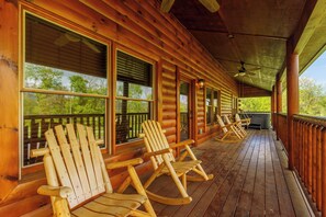 Terrace/patio - Campfire Memories-Theater Room, Firepit, Hot Tub, Arcade, & Nine Hole Putt Putt (Sevierville)