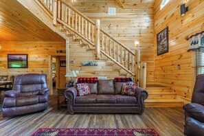 Smart TV, fireplace, video games, Netflix - Campfire Memories-Theater Room, Firepit, Hot Tub, Arcade, & Nine Hole Putt Putt (Sevierville)