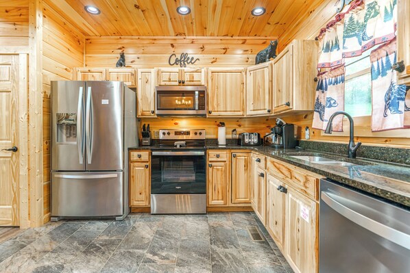 Fridge, microwave, oven, stovetop - Campfire Memories-Theater Room, Firepit, Hot Tub, Arcade, & Nine Hole Putt Putt (Sevierville)