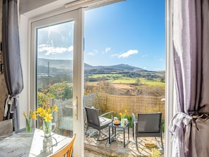 Dining - 2 bedroom accommodation in Talysarn (Talysarn)